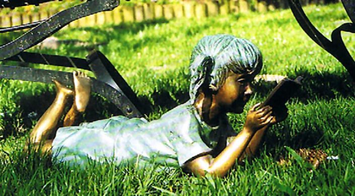Escultura de bronce niña leyendo