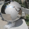 Esfera de acero con el mundo grabado